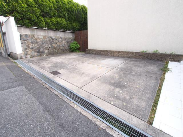 緑丘２丁目戸建の駐車場|車をお持ちの方に嬉しい駐車場付きの物件です