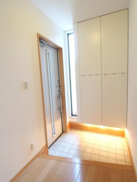 緑丘２丁目戸建の玄関|ゆったりとした玄関です