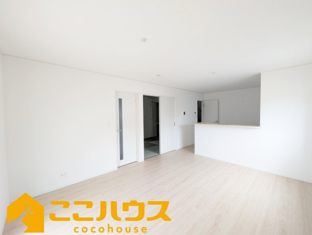 読谷村大木第４　クレイドルガーデン　新築戸建て　全３棟　１号棟の居間・リビング|LDK15帖
