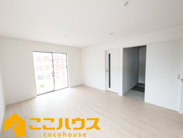 読谷村大木第４　クレイドルガーデン　新築戸建て　全３棟　１号棟の居間・リビング|LDK15帖

