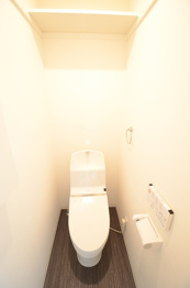 温水洗浄便座付きのトイレです♪
