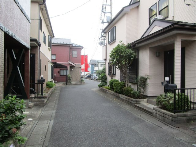 桶川市北　中古戸建の前面道路含む現地写真