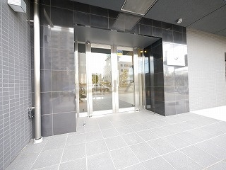 フェルクルール横浜新子安プレセダンヒルズのエントランス