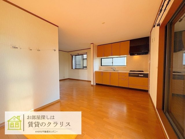 久世築山町170-25（ガレージ付き）貸家の居間・リビング