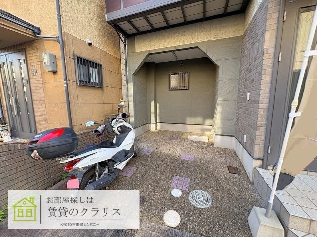 久世築山町170-25（ガレージ付き）貸家の駐車場