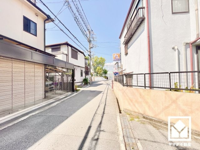 尼崎市富松町４丁目の前面道路含む現地写真