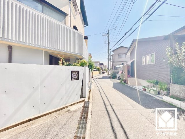 尼崎市富松町４丁目の前面道路含む現地写真