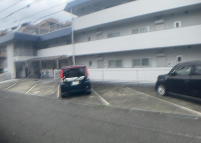 【外観】 | 富士森ハイツ | 外観はマンション管理がされているかの目安になります。築年数が古いと、壁面は劣化してひび割れが生じることも！建物が古びていても細かいところが修繕されていると、きちんと管理されているなぁと感じるでしょう。