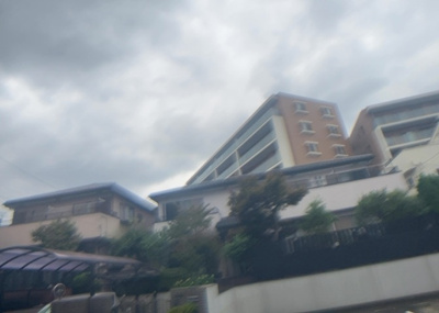 【展望】 | 富士森ハイツ | 景色重視でお家選ぶをするとスーパーが遠い！学校が遠い！など生活をするうえで利便性で困ることもあります。まず一度現地を見学する際に、周辺の施設などがあるかを確認し、暮らし始めた後のことを想像しましょう。