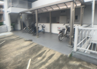 【駐車場】 | 富士森ハイツ | 車一台あたりに必要なスペースは、標準サイズの普通自動車で横幅2m50cm、長さ5mは必要になります。ただし、乗降のことも考慮して横幅3m30cm、長さ5m50cmほどは確保できるところを選びましょう。