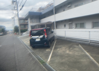 【駐車場】 | 富士森ハイツ | 駐車場と明記されていても、最小スペースでつくられた駐車場だと大型車は駐車できなかったり、出入りしにくくなったりする可能性があります。お車のサイズと購入したい物件の駐車場のサイズを現地で確認しましょう。