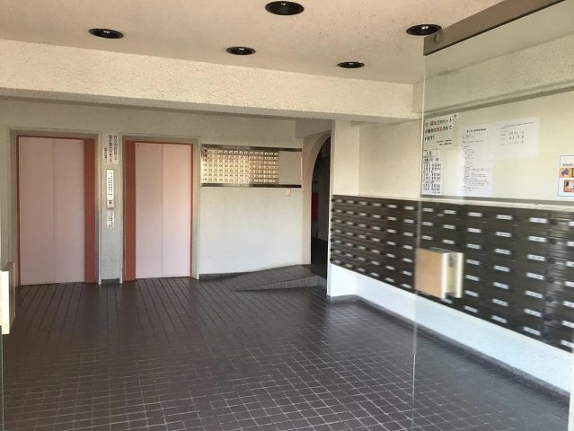 日商岩井箕面ハイツＢ棟のエントランス