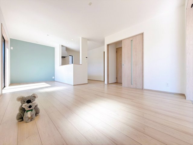 【居間・リビング】 | 高崎市小八木町　築住宅 | 開放感あふれるリビング・ダイニングは、光と風を感じながら過ごせる心地よい空間。インテリアの映える落ち着いたデザインで、ゆとりある毎日を演出します。