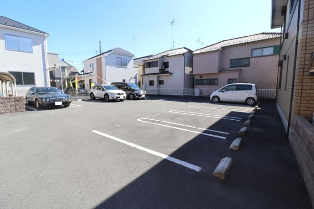 ヴェルブラン美住B棟の駐車場