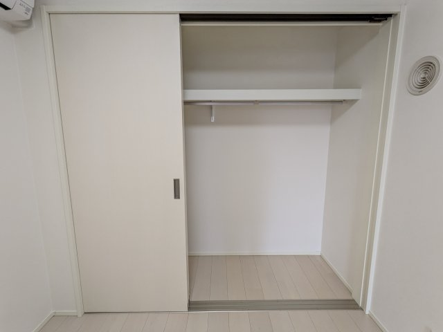 ハーモニーテラス尾頭橋の収納|302号室クローゼット