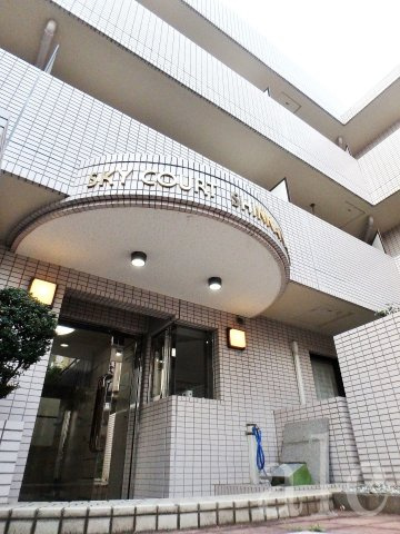 スカイコート新中野のエントランス|5階建て　近くに大きな車道はなく、静かにお過ごしいただけます。