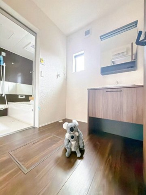 【独立洗面台】 | 高崎市下小鳥町　平屋　新築住宅 | 忙しい朝でも収納力のある洗面台で効率良く身支度ができます。大きな鏡で身だしなみチェックも。たくさんものを収納できるので水回りを清潔にきれいに保てます。