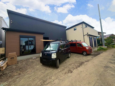 【外観】 | 高崎市下小鳥町　平屋　新築住宅 | 完成済み！いつでも新生活を始めることができます。
開放感あるLDK！
陽当り、風通しも良い暖かな住まいです。
KOALIVE （コアライブ）【0120-919-727】