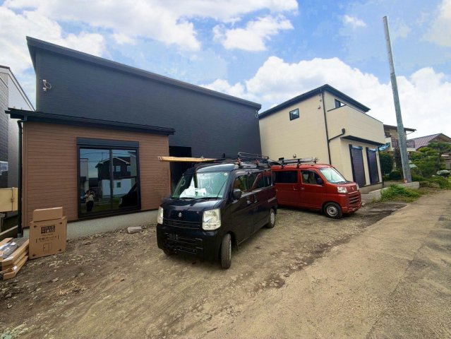 【外観】 | 高崎市下小鳥町　平屋　新築住宅 | 完成済み！いつでも新生活を始めることができます。
開放感あるLDK！
陽当り、風通しも良い暖かな住まいです。
KOALIVE （コアライブ）【0120-919-727】