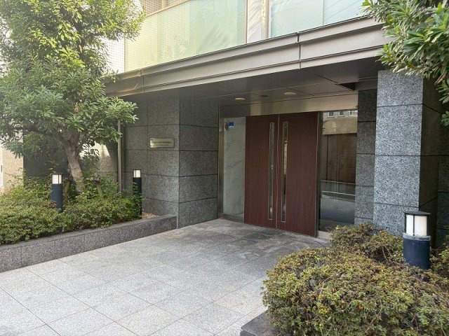グレイスコート白金のエントランス|「広尾」駅徒歩１０分！平成１８年築・オートロック付きマンション、グレイスコート白金は即日現地案内可能となっておりますので、お気軽にお問い合わせください！