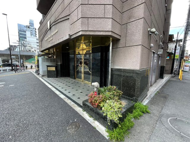 シャルムコート新宿ステーションパレスのエントランス