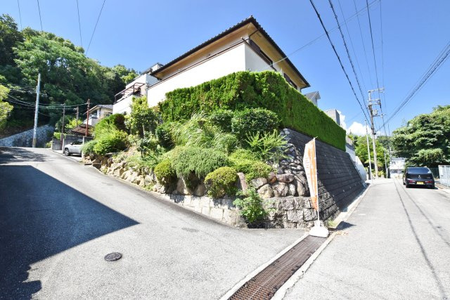 西宮市岡田山建築条件無し売土地の外観|南東角地ならではの開放感が魅力の売土地。道路面から一段高く、周囲との距離も感じられる立地です。陽当たりや前面道路との高低差など、現地でぜひお確かめください。