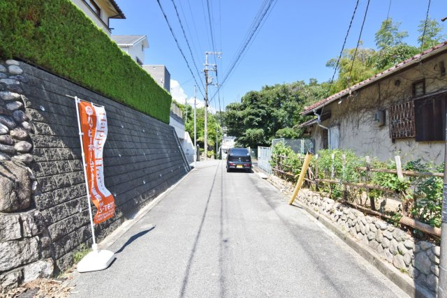 西宮市岡田山建築条件無し売土地の前面道路含む現地写真|前面道路は南側4.5ｍ公道、東側4.1ｍ公道です。
