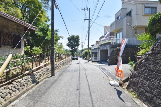 西宮市岡田山建築条件無し売土地の前面道路含む現地写真|前面道路は南側4.5ｍ公道、東側4.1ｍ公道です。