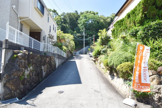 西宮市岡田山建築条件無し売土地の前面道路含む現地写真|前面道路は南側4.5ｍ公道、東側4.1ｍ公道です。