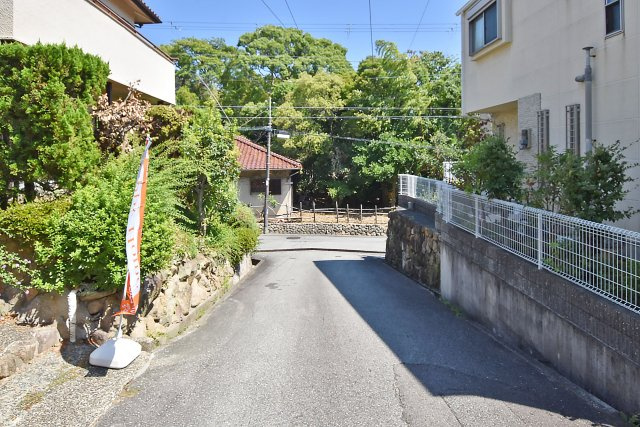西宮市岡田山建築条件無し売土地の前面道路含む現地写真|前面道路は南側4.5ｍ公道、東側4.1ｍ公道です。