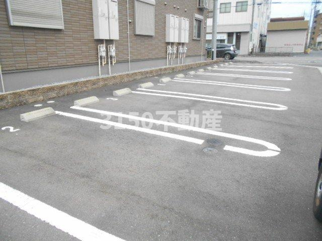 ガーデンヒルズＢの駐車場|駐車場に車を止められます