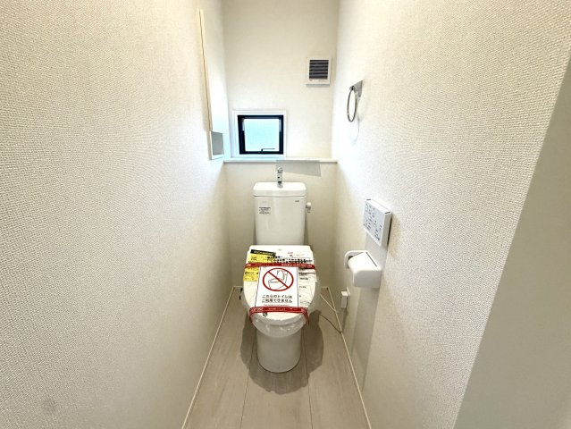 越谷市船渡２期１号棟グラファーレ　新築戸建のトイレ|清潔感があり落ち着けるトイレ空間。温水洗浄便座付きで毎日快適に使えます。