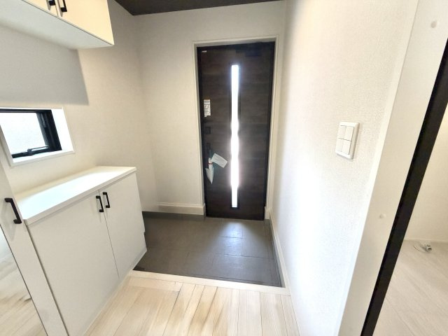 越谷市船渡２期１号棟グラファーレ　新築戸建の玄関|家の顔となるスッキリとした玄関。毎日の出入りが快適になる落ち着いたデザインです。