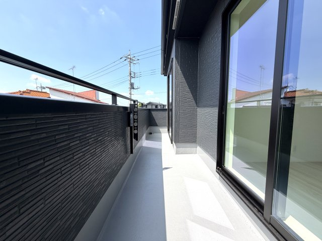 越谷市船渡２期１号棟グラファーレ　新築戸建のバルコニー|奥行きにゆとりがある使いやすいバルコニー。毎日の洗濯や布団干しも快適です。