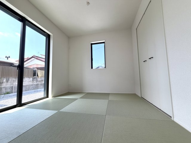 越谷市船渡２期１号棟グラファーレ　新築戸建の和室|日当たりが良く柔らかい光が差し込む和室。伝統的な佇まいでリラックスできます。