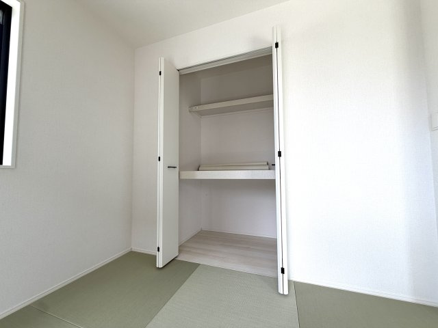 越谷市船渡２期１号棟グラファーレ　新築戸建の収納|押入れを備えた高い収納力。布団や季節ものの大きな荷物もスッキリ収まります。