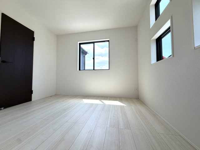 越谷市船渡２期１号棟グラファーレ　新築戸建の洋室|家具の配置がしやすいレイアウトの洋室。お好みのインテリアを楽しめる空間です。