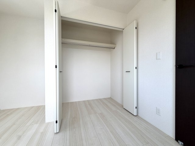 越谷市船渡２期１号棟グラファーレ　新築戸建の収納|服をたくさん掛けられるクローゼット付き。お部屋のスペースを有効活用できます。