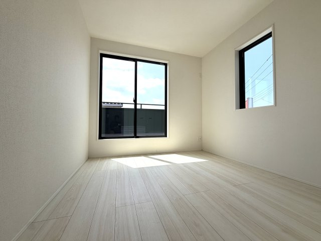 越谷市船渡２期１号棟グラファーレ　新築戸建の洋室|静かで落ち着いた環境の洋室は、集中したいデスクワークや趣味の部屋にもピッタリです。