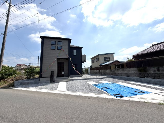 越谷市船渡２期１号棟グラファーレ　新築戸建の外観|青空に映えるすっきりとした外観。落ち着いた街並みに調和するデザインです。