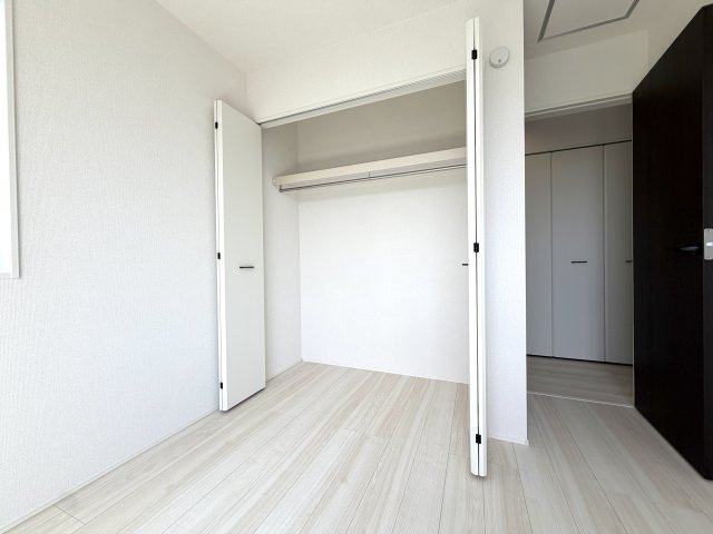 越谷市船渡２期１号棟グラファーレ　新築戸建の収納|ロングコートやドレスもシワにならず綺麗に掛けられる高さを確保した収納スペースを備えています。