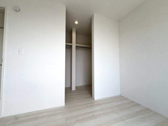 越谷市船渡２期１号棟グラファーレ　新築戸建の収納|シーズンオフの家電やスーツケースも無理なく収まる奥行き。お部屋に余計な家具を置かずに済みます。
