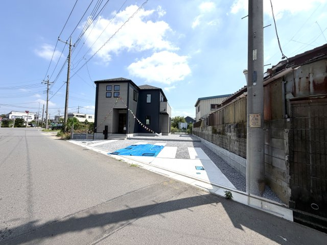 越谷市船渡２期１号棟グラファーレ　新築戸建の外観|陽当たりが良く開放的な外観。通りからの視線にも配慮された安心設計の住まいです。