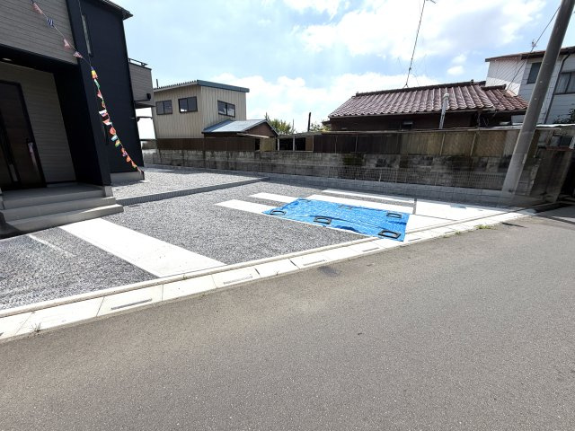 越谷市船渡２期１号棟グラファーレ　新築戸建の駐車場|並列で2台分の車を停められる広い駐車スペース。ご夫婦での複数台所有や来客時にも大変便利です。