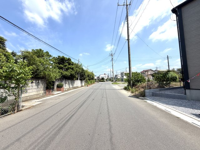 越谷市船渡２期１号棟グラファーレ　新築戸建の前面道路含む現地写真|前面道路は交通量が少なく静かな環境。お子様やペットの移動も安心です。