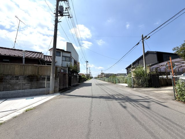 越谷市船渡２期１号棟グラファーレ　新築戸建の前面道路含む現地写真|突き当たりや交通の抜け道になっていない静かな道路。外からの侵入者が少なく防犯面も良好です。