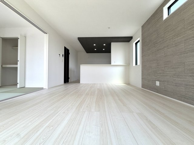 越谷市船渡２期１号棟グラファーレ　新築戸建の居間・リビング|開放感あふれる心地よいリビング空間。家族との会話が自然と弾む住まいの中心です。