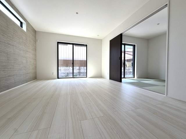 越谷市船渡２期１号棟グラファーレ　新築戸建の居間・リビング|隣接するお部屋と繋げてさらに広々と使えるリビング。大人数が集まる際にもゆったり過ごせます。