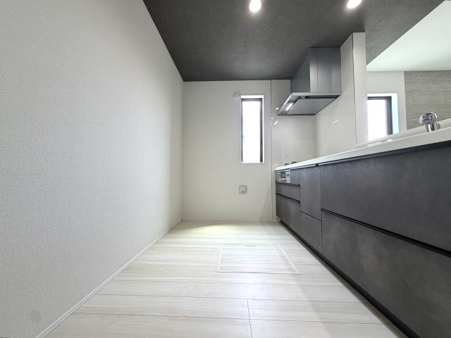 越谷市船渡２期１号棟グラファーレ　新築戸建のキッチン|背面にゆとりがあり家電も置きやすいキッチンスペース。ゴミ箱や買い置きの保管にも困らない広さです。