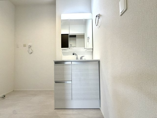 越谷市船渡２期１号棟グラファーレ　新築戸建の独立洗面台|清潔感のあるデザインの洗面化粧台。細かなアメニティもすっきり整理できます。